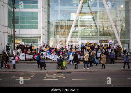NHS Nurses stage walkout in front of University College London Hospital, London, demanding a pay rise. Februrary 7th 2023, London, UK. Stock Photo