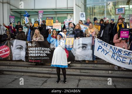 NHS Nurses stage walkout in front of University College London Hospital, London, demanding a pay rise. Februrary 7th 2023, London, UK. Stock Photo
