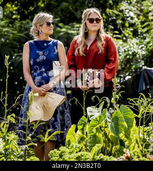 PHILIPSBURG - Queen Maxima and Princess Amalia during a visit to a school garden program in Sint Maarten. Crown Princess Amalia has a two-week introduction to the countries of Aruba, Curacao and Sint Maarten and the islands that form the Caribbean Netherlands: Bonaire, Sint Eustatius and Saba. ANP REMKO DE WAAL netherlands out - belgium out Stock Photo