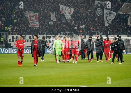 February 8th, 2023, Deutsche Bank Park, Frankfurt, GER, DFB-Pokal, Eintracht Frankfurt vs Darmstadt 98, in the picture The Frankfurt team thanks the fans for their support. Stock Photo