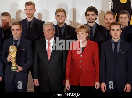 Former Germany captain Philipp Lahm and Natalia Vodianova pose with the world  cup trophy prior to the FIFA World Cup Final at the Luzhniki Stadium,  Moscow Stock Photo - Alamy