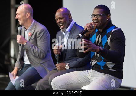 Former Dallas Cowboys players Michael Irvin, left, and Troy Aikman, right,  during a halftime ceremony in an NFL football game against the New York  Giants, Sunday, Sept. 20, 2009, in Arlington, Texas. (