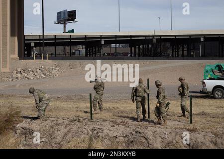 Juarez, Mexico, 12-21-2022: Texan National Guard places wire and barbed wire on the banks of the Rio Grande to prevent migrants from crossing into the Stock Photo
