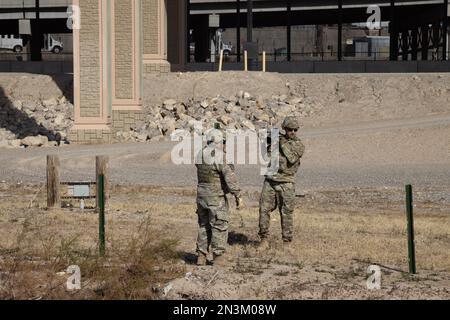 Juarez, Mexico, 12-21-2022: Texan National Guard places wire and barbed wire on the banks of the Rio Grande to prevent migrants from crossing into the Stock Photo