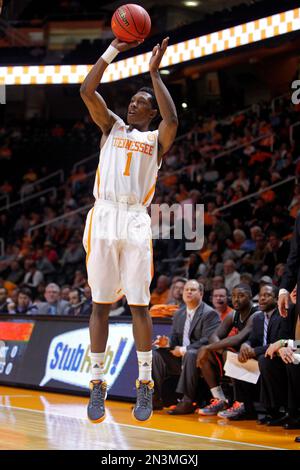 Tennessee guard Josh Richardson (1) shoots past Morehead State's