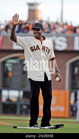 San Francisco Giant Barry Bonds removes his batting armor as he