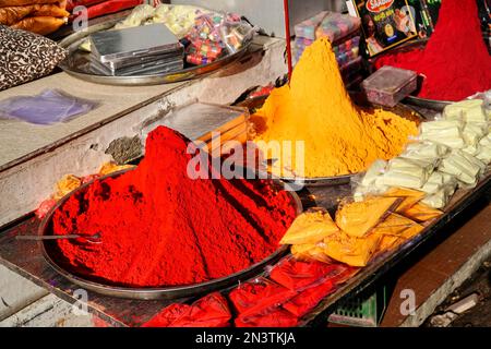 Colourful powder paints for sale for the Holi festival, Pushkar camel market, Rajasthan, India Stock Photo