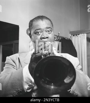 Louis Armstrong. American trumpeter and vocalist. Born august 4 1901 - july 7 1971. Nicknamed Satchmo, Satch and Pops and was among the most influential figures in jazz. Pictured when in Sweden 1952. Kristoffersson ref BH51-2 Stock Photo