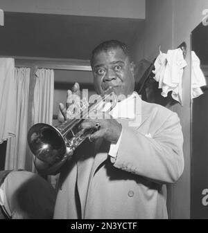 Louis Armstrong. American trumpeter and vocalist. Born august 4 1901 - july 7 1971. Nicknamed Satchmo, Satch and Pops and was among the most influential figures in jazz.Pictured when in Sweden 1952.  Kristoffersson ref BH51-5 Stock Photo