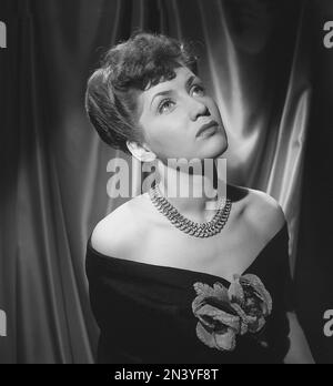 In the 1940s. Actress Barbro Kollberg pictured in studio wearing a shoulderless dress with a necklace.  Sweden 1944 Kristoffersson ref G33-3 Stock Photo