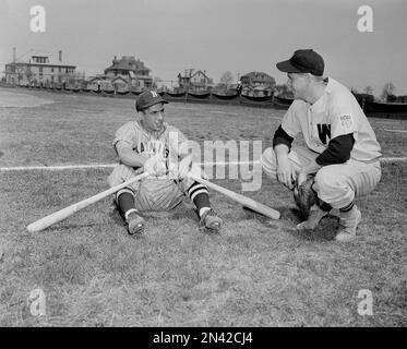 FILE ** Former New York Yankees teammates Phil Rizzuto, left, and