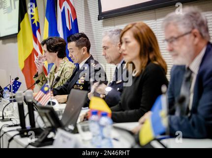 THE HAGUE - Digna van Boetzelaer (Netherlands), Andy Kraag (Netherlands), David McLean (Australia), Asha Hoe Soo Lian (Malaysia), Eric van der Sypt (Belgium), Oleksandr Bank (Ukraine) prior to a presentation of the Joint Investigation Team (JIT) of results in the ongoing investigation into those involved in the downing of flight MH17. It concerns an investigation into the crew of the missile installation that brought down the aircraft and those responsible for the delivery of the weapon system. ANP SEM VAN DER WAL netherlands out - belgium out Stock Photo