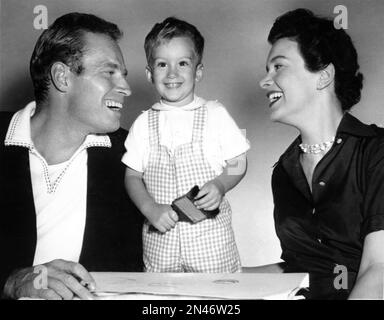 CHARLTON HESTON with his son FRASER HESTON and wife LYDIA CLARKE HESTON circa 1958 Stock Photo