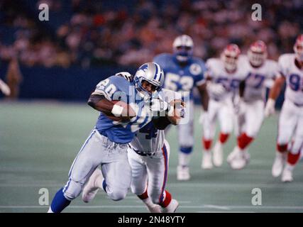 Detroit Lions split back Barry Sanders (20) runs for a 14-yard