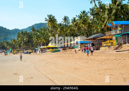 PALOLEM GOA - SEPT 19: Panoramic view of Palolem beach with traditional small houses, sand and tourists on September 19. 2022 in India Stock Photo
