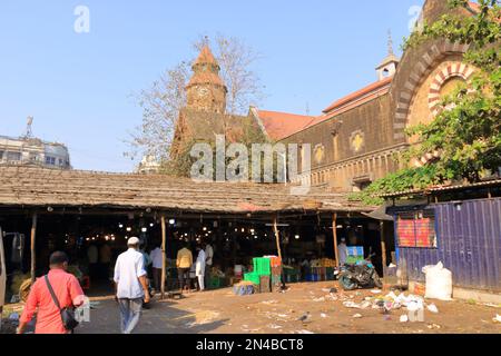 December 21 2022 - Mumbai, Maharashtra in India: Mahatma Jyotiba Phule Mandai, One of South Mumbai's most famous markets situated opposite the Mumbai Stock Photo