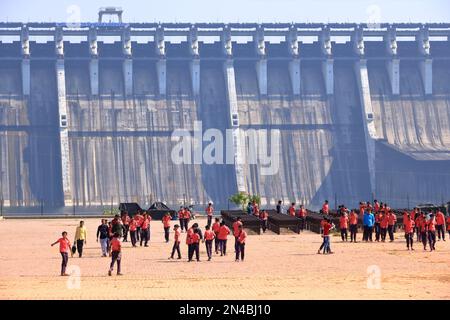 December 23 2022 - Gujarat in India: People enjoy the Sardar Sarovar Dam (Kevadia Gaam) Stock Photo