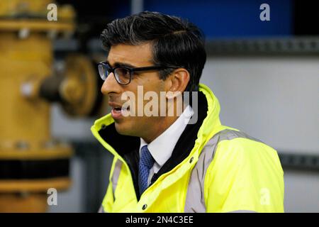 Prime Minister Rishi Sunak is interviewed for TV in the facility. Prime Minister Rishi Sunak and newly appointed Secretary of State for Energy Securit Stock Photo