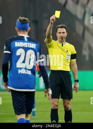 February 8th, 2023, Deutsche Bank Park, Frankfurt, GER, DFB Cup, Eintracht Frankfurt vs Darmstadt 98, in the picture referee Felix Zwayer shows Jannik Muller (Darmstadt) the yellow card. Stock Photo