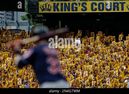 Felix Hernandez gives King's Court fans a reason to cheer Mariners - ESPN