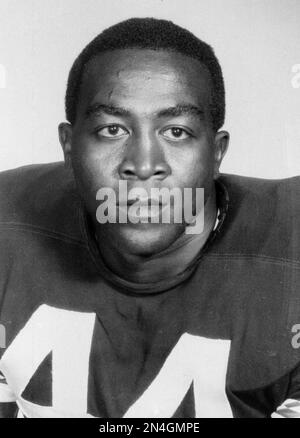 Leroy Kelley of the Cleveland Browns speeds through a crowd of Washington  Redskins on a 21-yard touchdown run in Cleveland, Nov. 26, 1967. (AP  Photo/Julian Wilson Stock Photo - Alamy