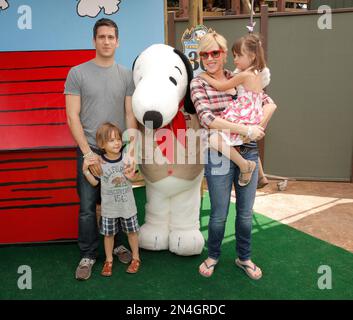 Molly Ringwald and Panio Gianopoulos with their children Arts Loving ...