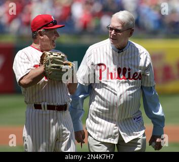 Outfielder Larry Bowa of the Philadelphia Phillies watches batting practice  in 1977. (AP Photo / Al Messerschmidt Stock Photo - Alamy