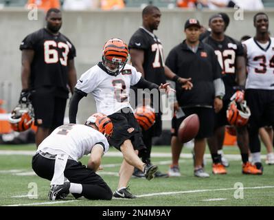 Cincinnati Bengals' Mike Nugent (2) kicks a 43-yard field goal to defeat  the Buffalo Bills