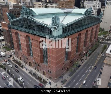 https://l450v.alamy.com/450v/2n4w1n5/this-wednesday-may-14-2014-photo-shows-the-harold-washington-library-in-chicago-in-2012-mayor-rahm-emanuel-promised-to-transform-chicago-from-the-foundation-up-with-mega-projects-bankrolled-entirely-by-private-investors-in-exchange-for-a-chunk-of-the-profits-the-chicago-infrastructure-trust-was-born-as-a-breakout-strategy-for-modernizing-buildings-bridges-and-broadband-without-waiting-for-washington-handouts-the-citys-first-deal-known-as-retrofit-chicago-with-bank-of-america-includes-landmarks-like-city-hall-the-harold-washington-library-and-the-cultural-center-and-is-expected-2n4w1n5.jpg