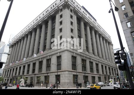 https://l450v.alamy.com/450v/2n4w1pj/this-wednesday-may-14-2014-photo-shows-the-exterior-of-chicagos-city-hall-in-chicago-in-2012-mayor-rahm-emanuel-promised-to-transform-chicago-from-the-foundation-up-with-mega-projects-bankrolled-entirely-by-private-investors-in-exchange-for-a-chunk-of-the-profits-the-chicago-infrastructure-trust-was-born-as-a-breakout-strategy-for-modernizing-buildings-bridges-and-broadband-without-waiting-for-washington-handouts-the-citys-first-deal-known-as-retrofit-chicago-with-bank-of-america-includes-landmarks-like-city-hall-the-harold-washington-library-and-the-cultural-center-and-is-exp-2n4w1pj.jpg