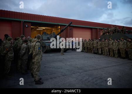 Lulworth, UK. 08th Feb, 2023. Ukrainian President Volodymyr Zelensky makes a surprise visit to the UK on Wednesday, February 8, 2023, his first since the Russian invasion of Ukraine. During this time, he met with Ukrainian troops undergoing training to use Challenger 2 tanks, had an audience with His Majesty King Charles III, and had meetings with British Prime Minister Rishi Sunak. Photo via Ukrainian Presidential Press Office/UPI Credit: UPI/Alamy Live News Stock Photo
