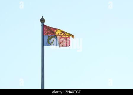 The Royal Standard flies above Buckingham Palace indicating King Charles III is in residence. He was hosting Ukrainian leader Volodymyr Zylenskyy. Stock Photo