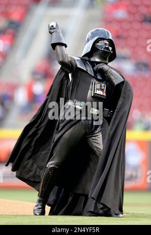 Beware of the Force: ¿Darth Vader¿ throws ceremonial first pitch on Star  Wars Night before Yankees-Tigers game in Detroit