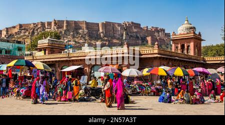 Colourful Sandar market at the clock tower, Meherangarh Fort in the background, Jodpur, Jodpur, Rajasthan, India Stock Photo