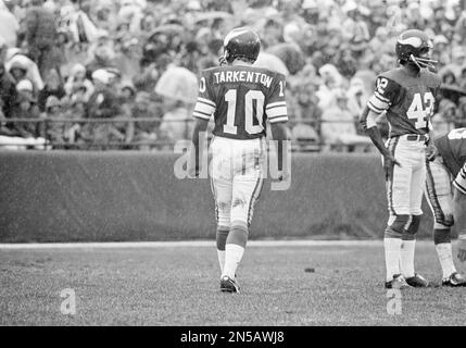 Minnesota Vikings quarterback Fran Tarkenton may look like he has no hands  but other NFL teams will certify that he has, shown in Bloomington, Minn.,  Nov. 17, 1975. Though coach Bud Grant bans such things as hand warmers on  the sidelines, Tarkenton