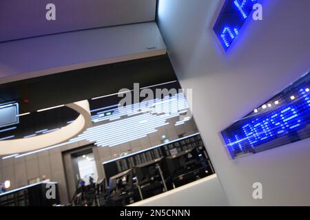 Frankfurt Am Main, Deutschland. 09th Feb, 2023. View of the trading floor of the Frankfurt Stock Exchange, share prices, screens, DAX, Tecdax, broker, stock dealer, Dax curve, general, feature, edge motif, symbolic photo Press conference of the Deutsche Boerse AG in Frankfurt on February 08, 20123. Credit: dpa/Alamy Live News Stock Photo