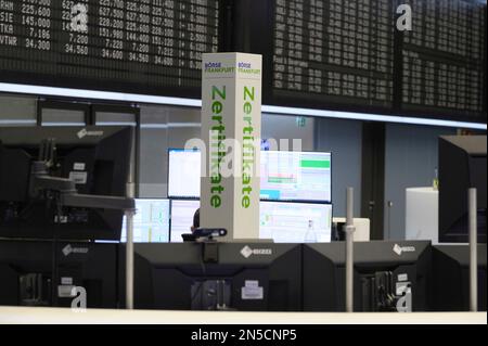 Frankfurt Am Main, Deutschland. 09th Feb, 2023. View of the trading floor of the Frankfurt Stock Exchange, share prices, screens, DAX, Tecdax, broker, stock dealer, Dax curve, general, feature, edge motif, symbolic photo Press conference of the Deutsche Boerse AG in Frankfurt on February 8th, 20123. Credit: dpa/Alamy Live News Stock Photo