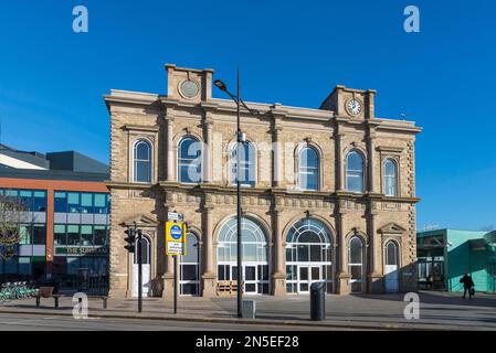 Queen's Building is a listed building built in 1849 as the carriage entrance to Wolverhampton railway station Stock Photo