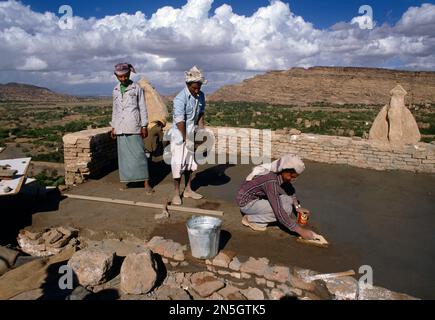 Saudi Arabia Construction Workers working on Roof Stock Photo