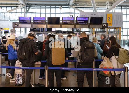 British Airways Customer Service UK - crowd of people at the BA airline customer service desk, Departures, Terminal 5, Heathrow airport London UK Stock Photo
