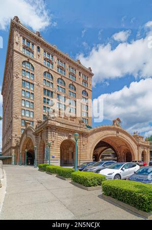 Pittsburgh Downtown: The Pennsylvanian, now apartments, was originally Pennsylvania Railroad’s Union Station. Amtrak still stops here. Stock Photo