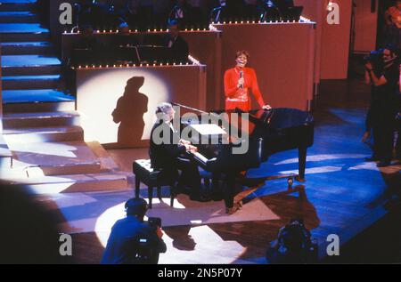 File photo - Burt Bacharach and Dionne Warwick perform during a gala for AIDS sponsored by Dionne Warwick and Showtime at the John F. Kennedy Center for the Performing Arts in Washington, DC on June 12, 1988. - Legendary American pop composer Burt Bacharach has died of natural causes in Los Angeles aged 94. Photo by Ron Sachs/CNP/ABACAPRESS.COM Stock Photo