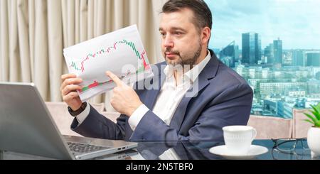 coach conducts financial online investment training. Chatting online on laptop at workplace. Stock Photo