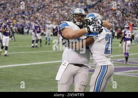 Detroit Lions' Reggie Bush, right, runs past Baltimore Ravens' Terrell  Suggs for a touchdown during the first quarter at Ford Field in Detroit on  Monday, Dec. 16, 2013. (Photo by Karl Merton