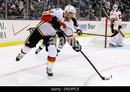 Chris Butler Calgary Flames Editorial Photo - Image of athletes, sports:  23488661