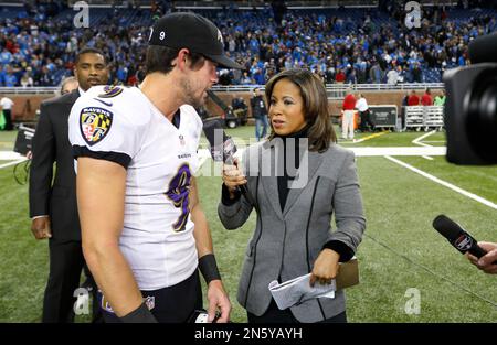 ESPN reporter Lisa Salters interviews Green Bay Packers