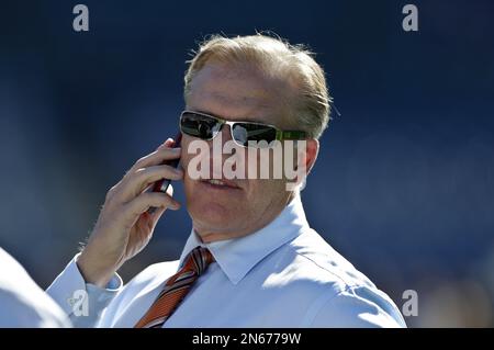 Photo: Broncos Elway holds Lombardi trophy with QB Manning in background at Super  Bowl 50 - SBP20160207797 