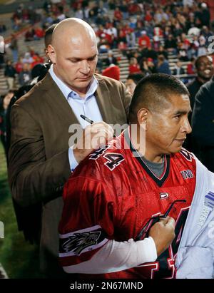 Lobos retire Urlacher's No. 44 jersey, Sports