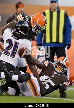 Denver Broncos wide receiver Demaryius Thomas (88) makes a catch in front  of Baltimore Ravens cornerback Lardarius Webb (21) during the first half of  an NFL football game in Baltimore, Sunday, Oct.