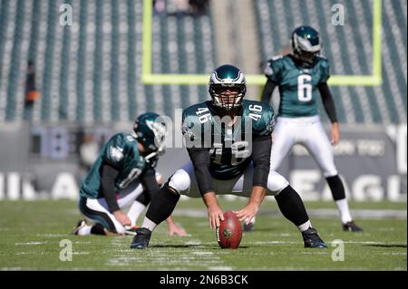 Philadelphia Eagles' Jon Dorenbos (46) works out on the field before an NFL  football game against the Atlanta Falcons Sunday, Oct. 17, 2010, in  Philadelphia. (AP Photo/Mel Evans Stock Photo - Alamy